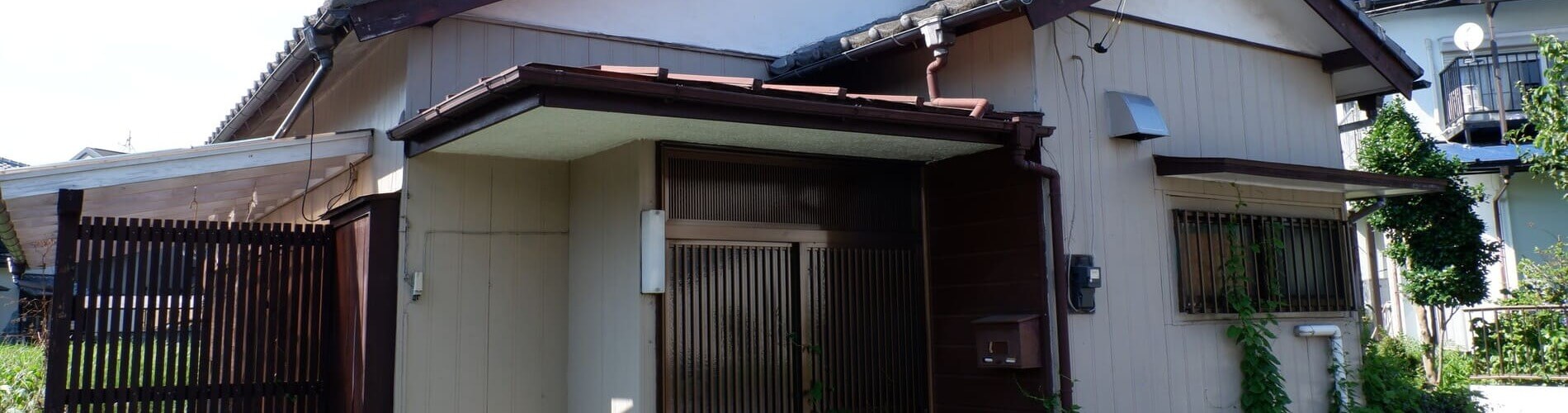 築年数の経った木造の空き家の外観