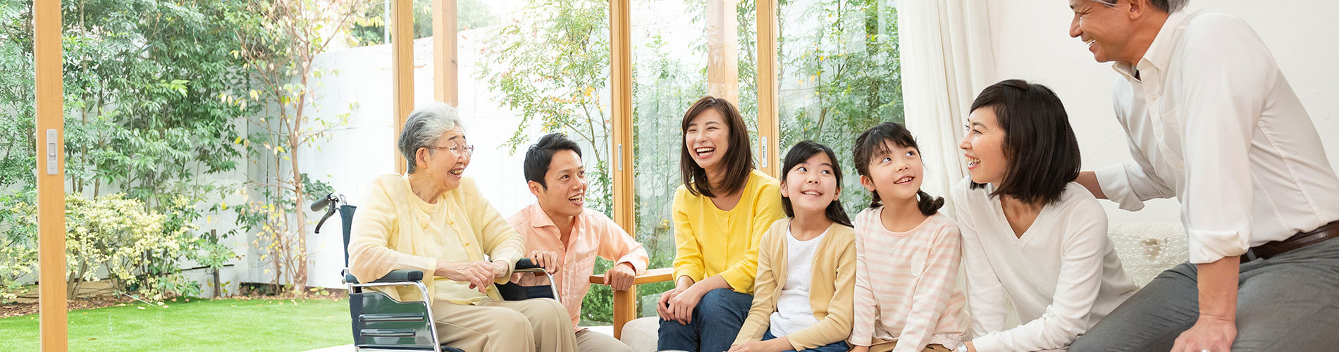 縁側で笑顔で語らう三世代の家族