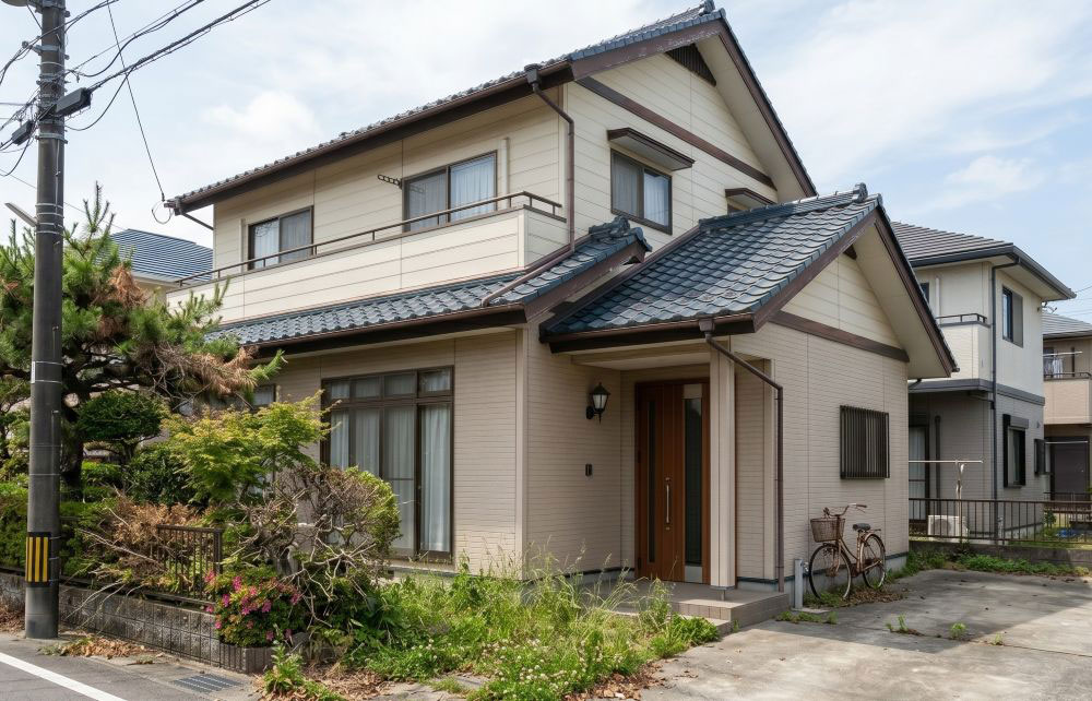 壬生町の住宅街に建つ築年数の経った2階建て戸建て。居住中のまま売却相談・360°VR内覧に対応