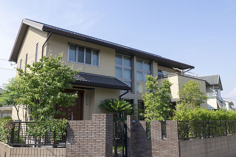 陽当たりの良い2階建て戸建て住宅の外観。360°VRパノラマ撮影で室内の広さや採光もWebに公開
