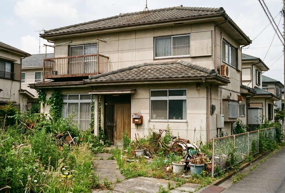 不用品や家財が残されたまま放置された空き家の様子