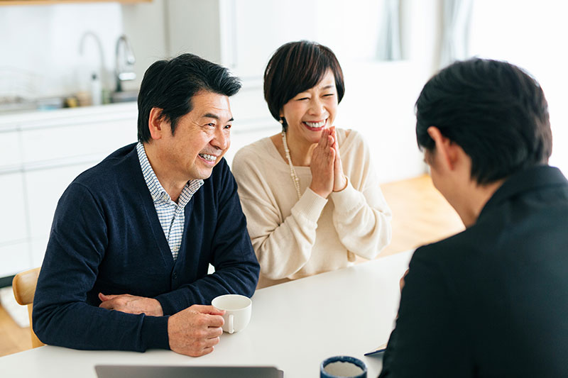 対面で不動産売却のご相談を承るスタッフ
